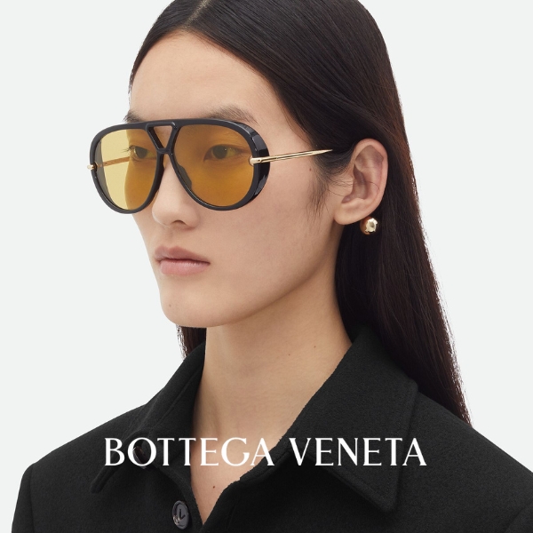 Modella che indossa un occhiale di Bottega Veneta